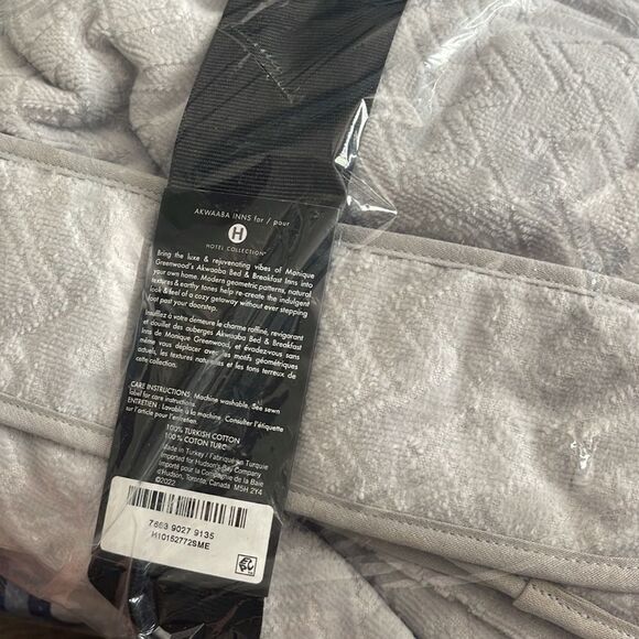 Hotel Collection
Akwaaba Inns Robe Sculpted Cotton Velour 2-Piece Spa Set - Picture 3 of 3